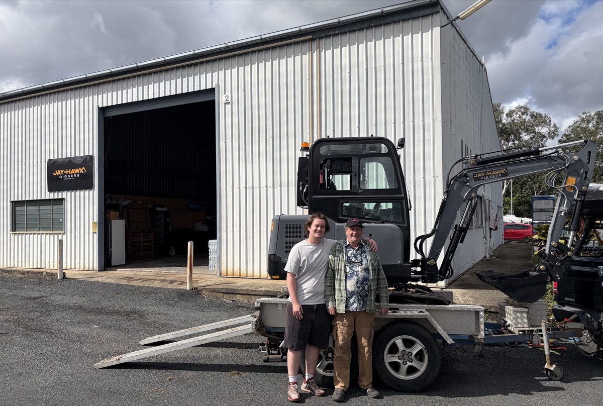 Mark and Troy picking up their JHM35 from the Jay-Hawk Diggers yard